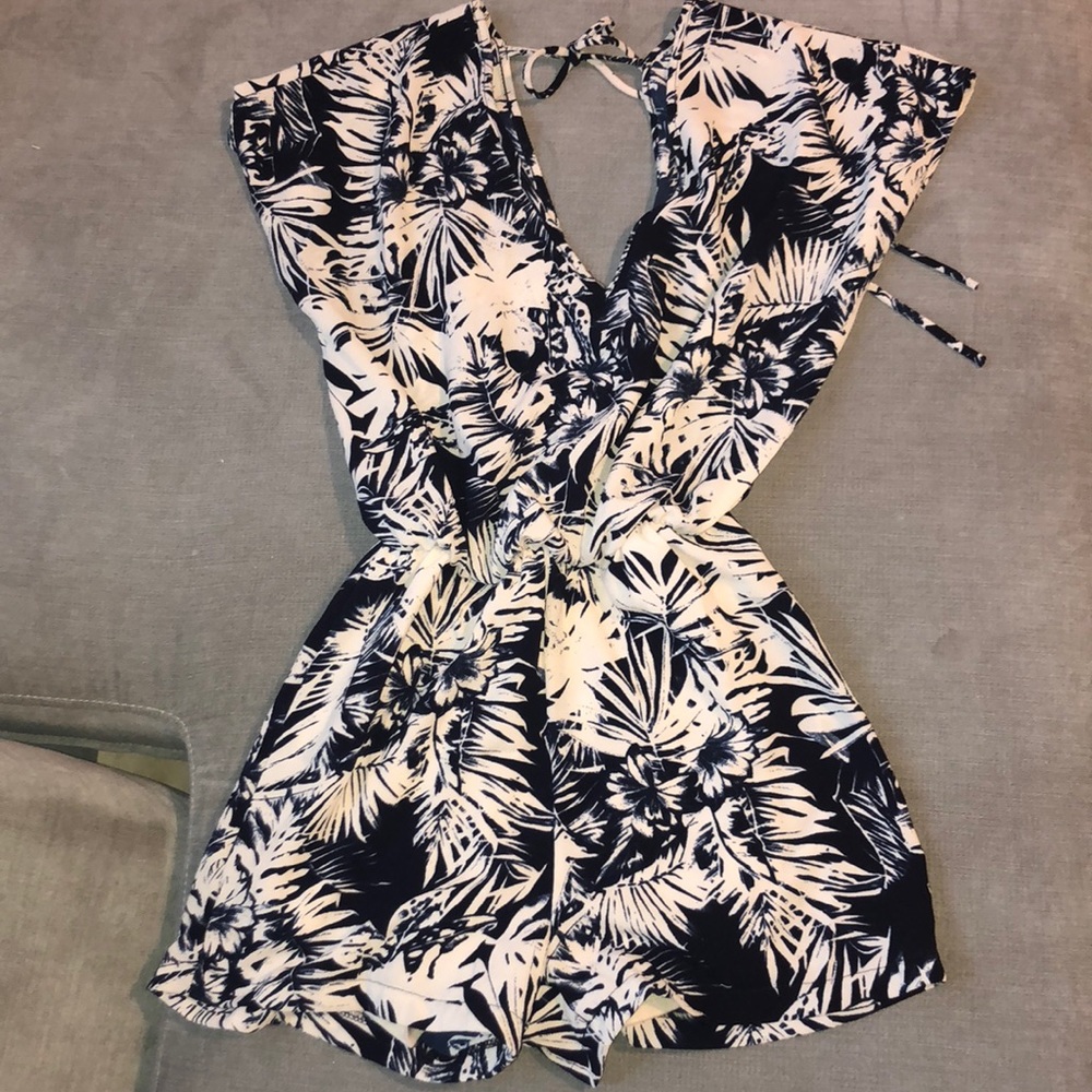 NEW Cute Charlotte Russe Summer/Beachy Romper